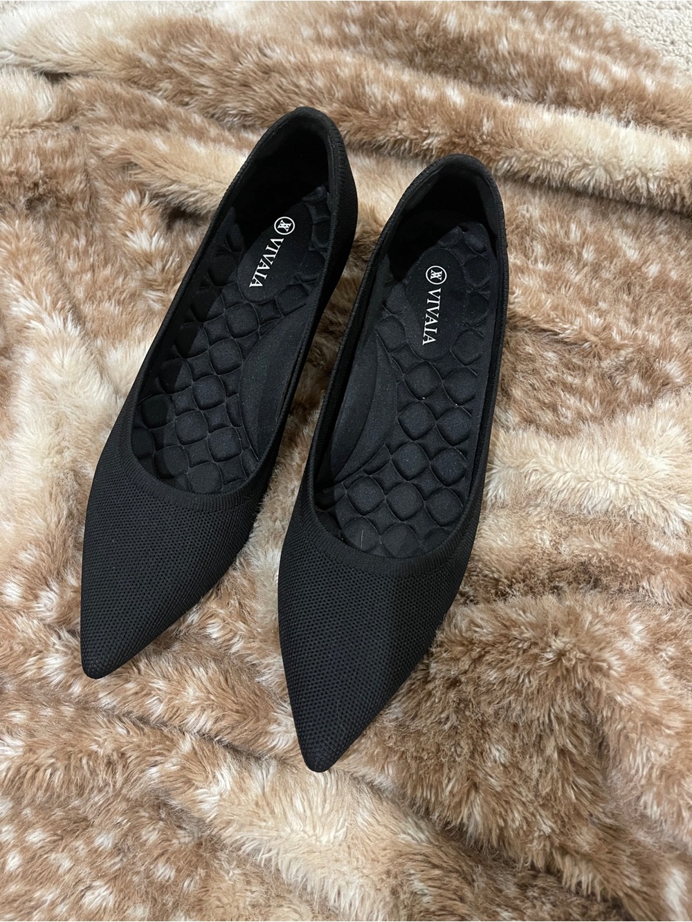 Vivaia Women's Black Pointed Knit Flats